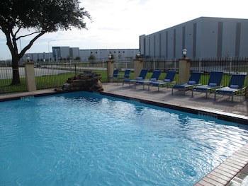 days inn and suites by wyndham sam houston tollway
