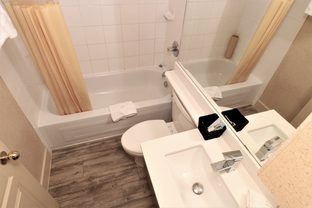 divya sutra suites on robson downtown vancouver