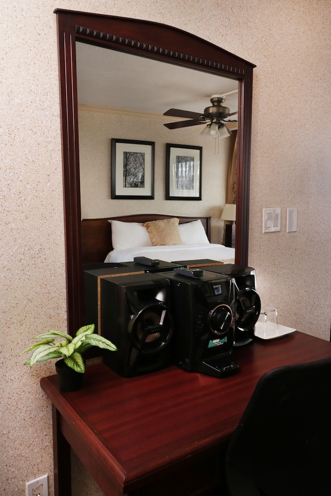 divya sutra suites on robson downtown vancouver