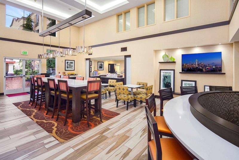hampton inn and suites seattle north lynnwood