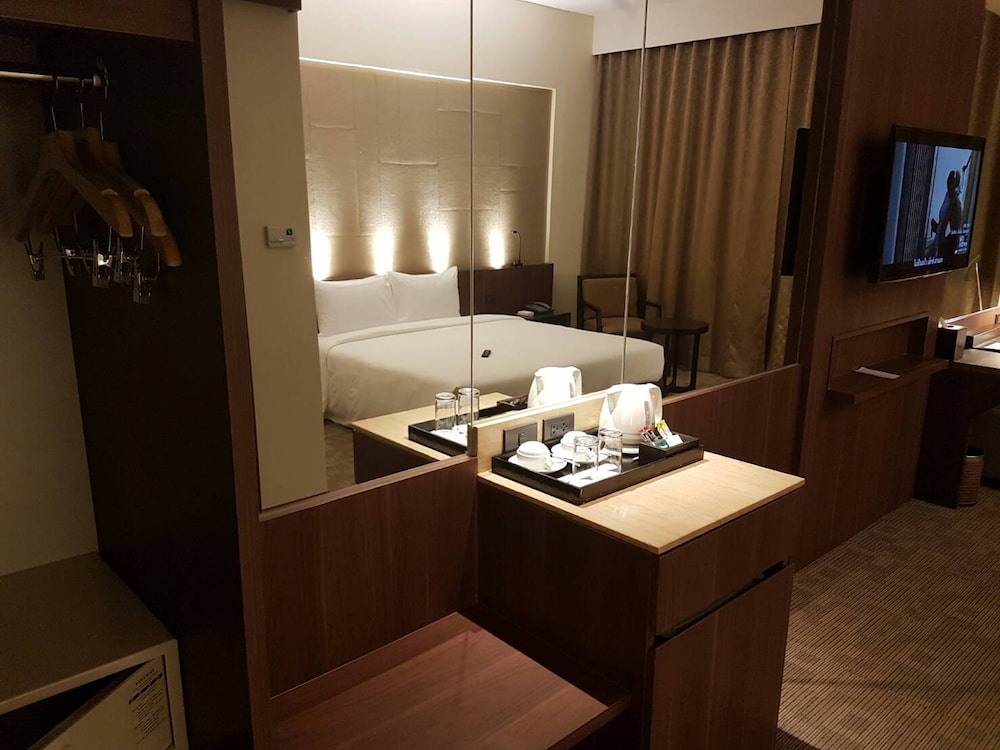 louis tavern hotel don muang