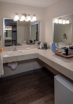 bay club hotel and marina