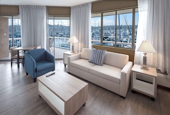 bay club hotel and marina