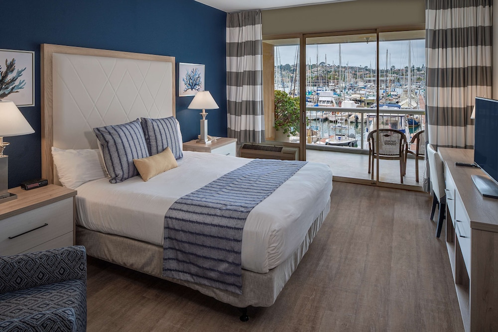 bay club hotel and marina