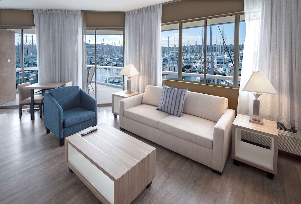 bay club hotel and marina