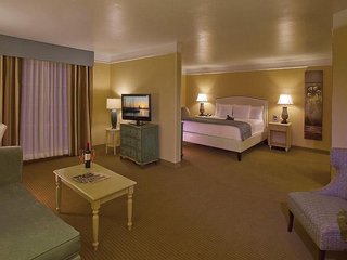 La Quinta Inn & Suites Quail Springs,Near Quail Springs Mall,3 star
