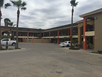 texas inn and suites city center at university dr