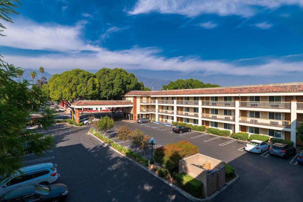 Hyland Inn Pasadena Civic Auditorium,East Pasadena>>Burbank,3 star