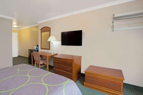 super 8 by wyndham hollywood la area