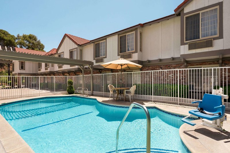 super 8 by wyndham santa clarita valencia