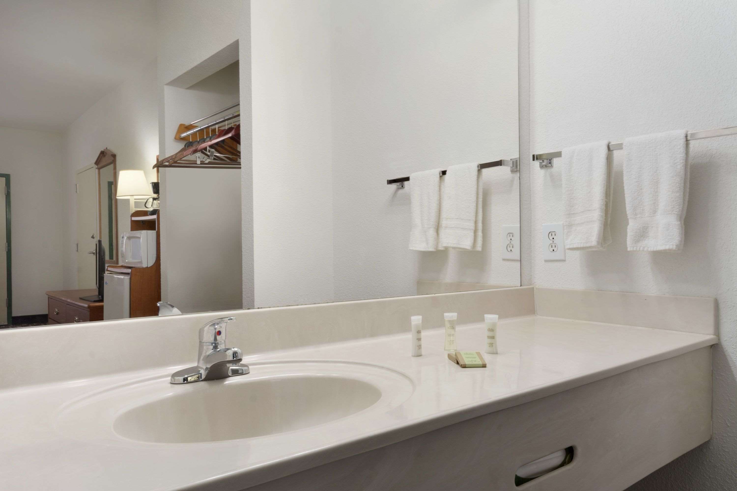 super 8 by wyndham chatsworth dalton