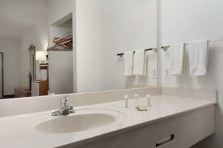 super 8 by wyndham chatsworth dalton