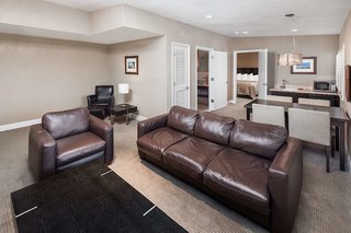Lions Gate Hotel,Mcclellan>>California,3 star