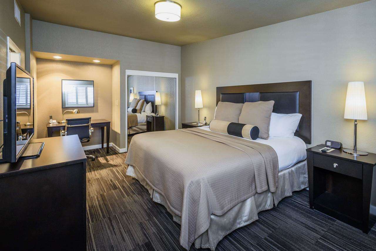 lions gate hotel