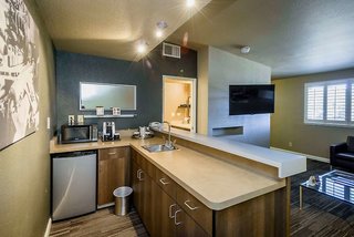 Lions Gate Hotel,Mcclellan>>California,3 star