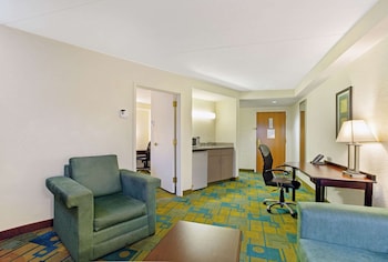 la quinta inn and suites by wyndham boston somerville