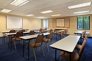red roof inn plus boston mansfield foxboro
