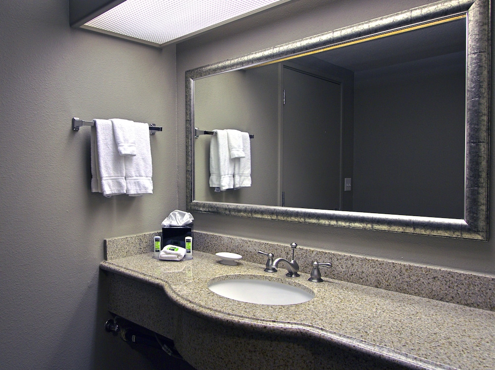 executive inn and suites embarcadero cove