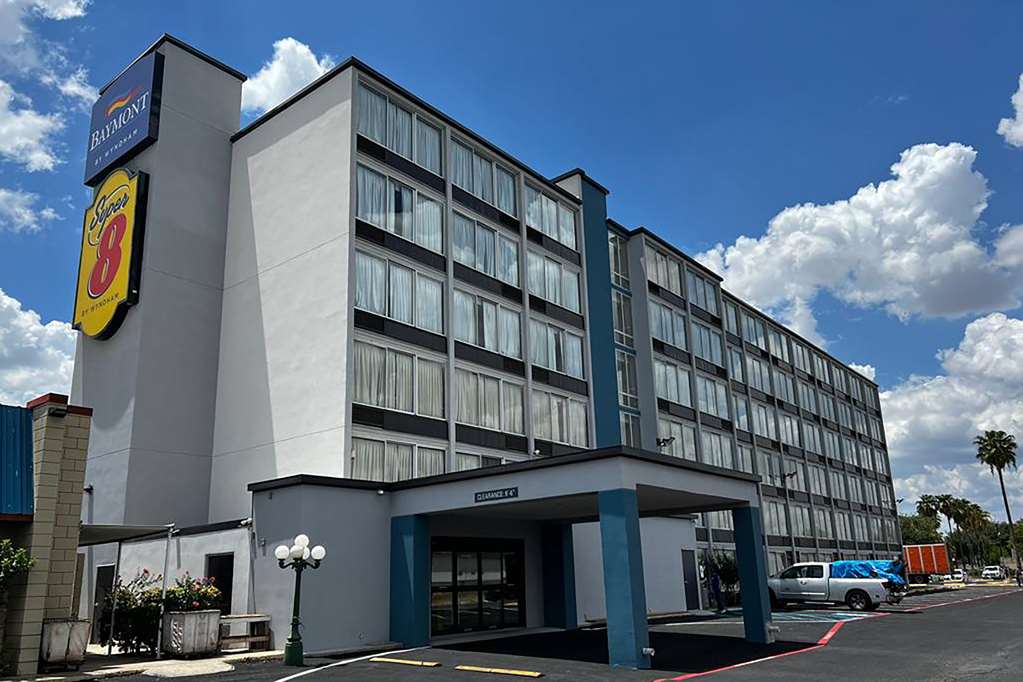 Super 8 By Wyndham Laredo