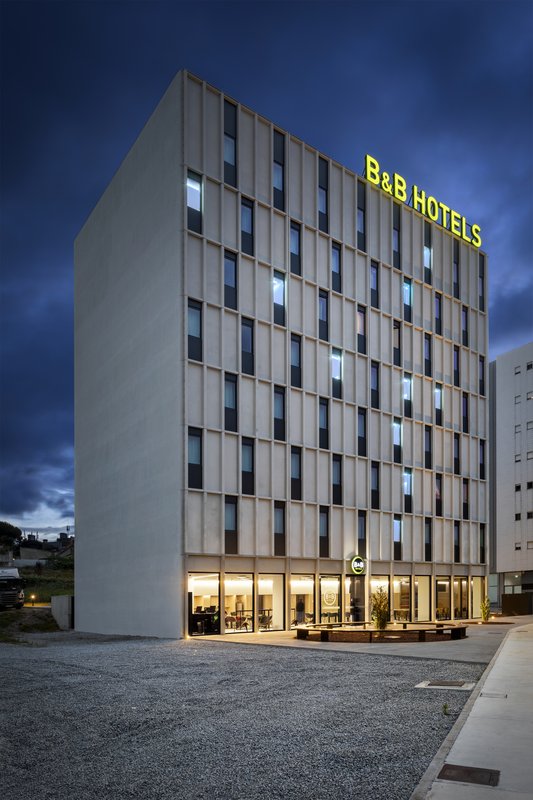 b and b hotel famalicao