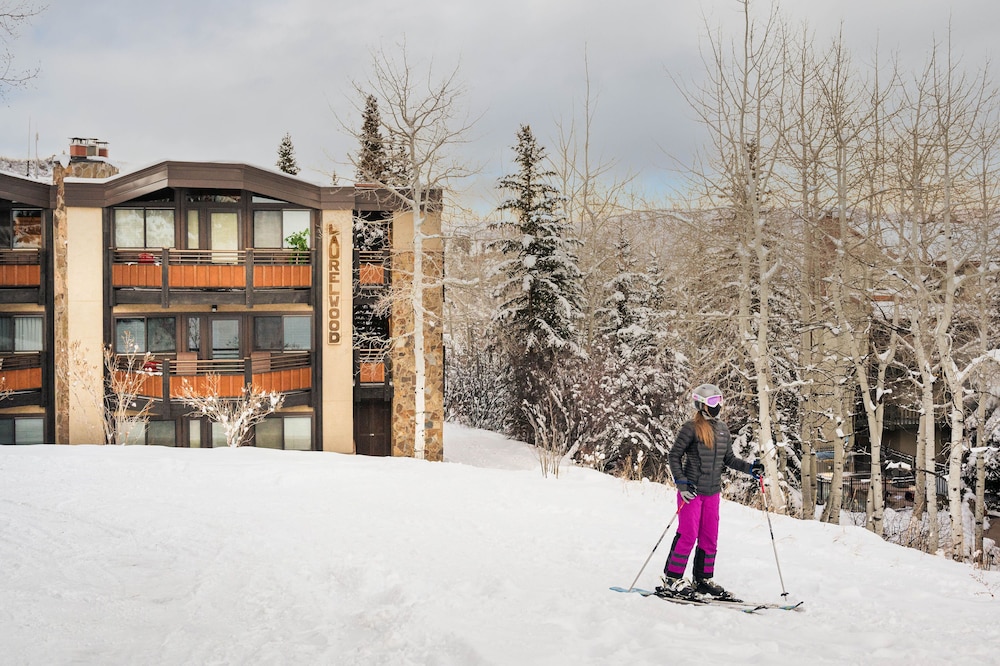 laurelwood condominiums