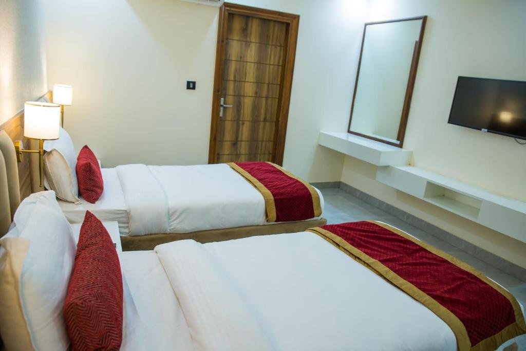 Hotel Royal 9,Modipuram,4 star