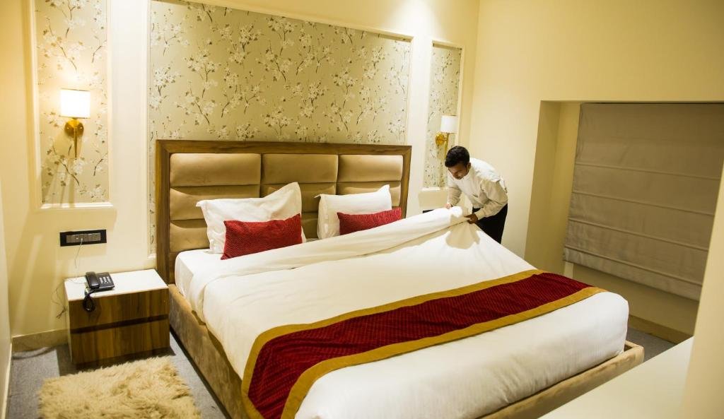Hotel Royal 9,Modipuram,4 star