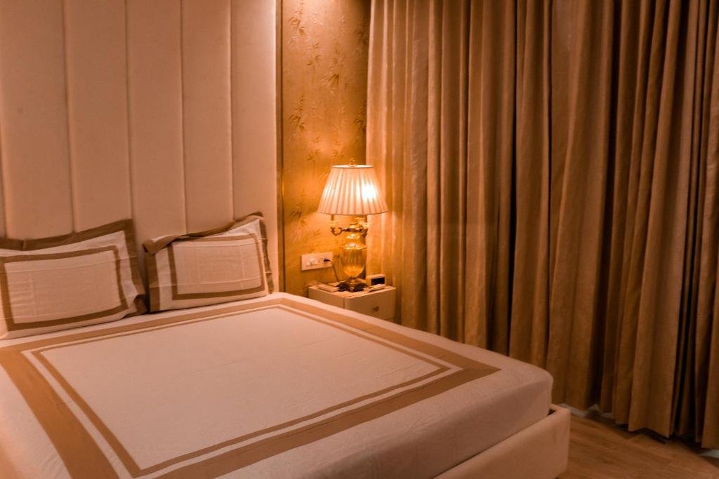 Hotel Royal 9,Modipuram,4 star