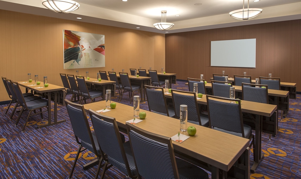 courtyard by marriott grand rapids airport
