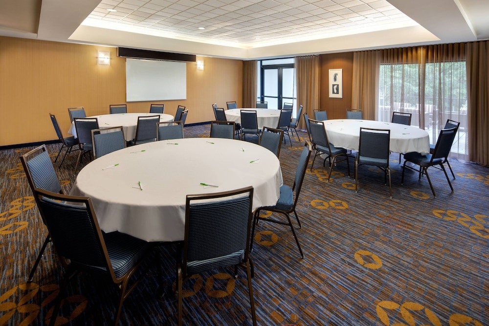 courtyard by marriott grand rapids airport