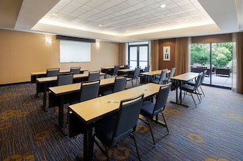 courtyard by marriott grand rapids airport