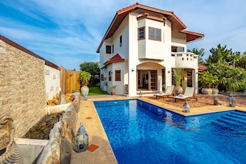Tropical 6 Bedroom Villa Sanctuary,,5 star
