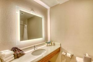 Holiday Inn Express Hotel & Suites Oshkosh By Ihg,Near Titan Stadium,3 star