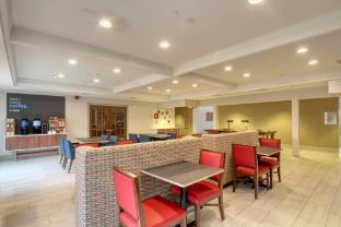 Holiday Inn Express Hotel & Suites Oshkosh By Ihg,Near Titan Stadium,3 star