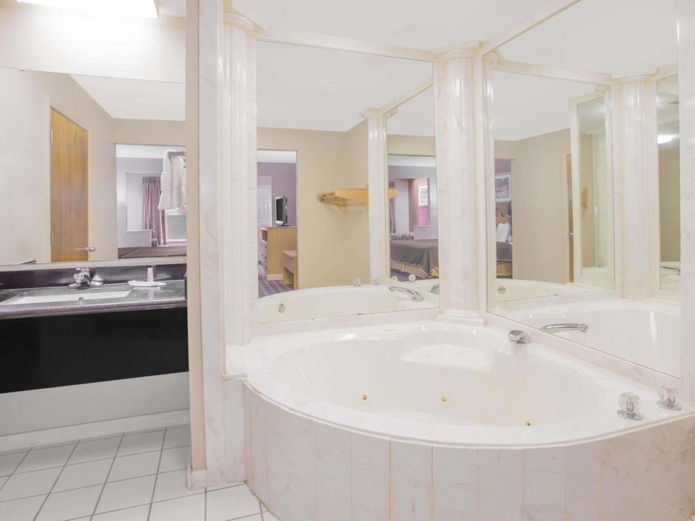 days inn and suites by wyndham pine bluff