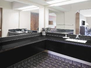 days inn and suites by wyndham pine bluff