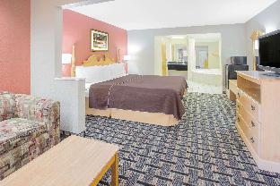 days inn and suites by wyndham pine bluff