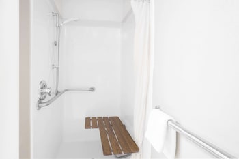 days inn and suites by wyndham pine bluff