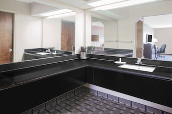 days inn and suites by wyndham pine bluff