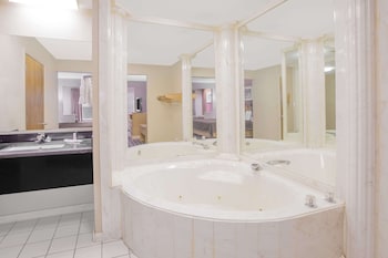 days inn and suites by wyndham pine bluff