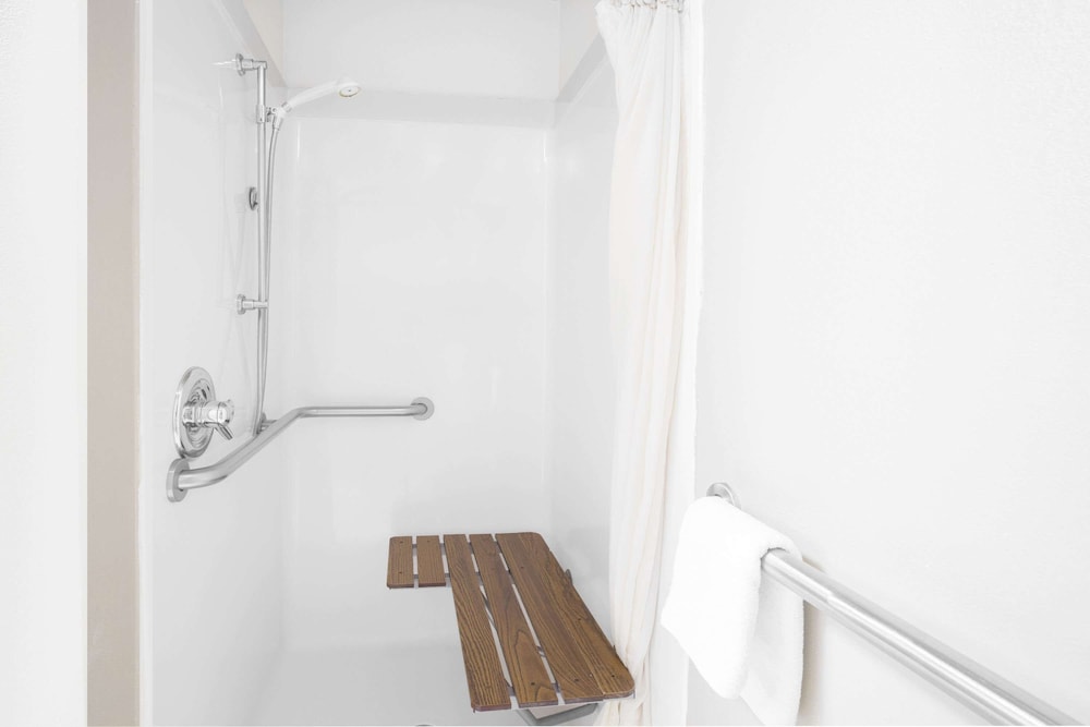 days inn and suites by wyndham pine bluff