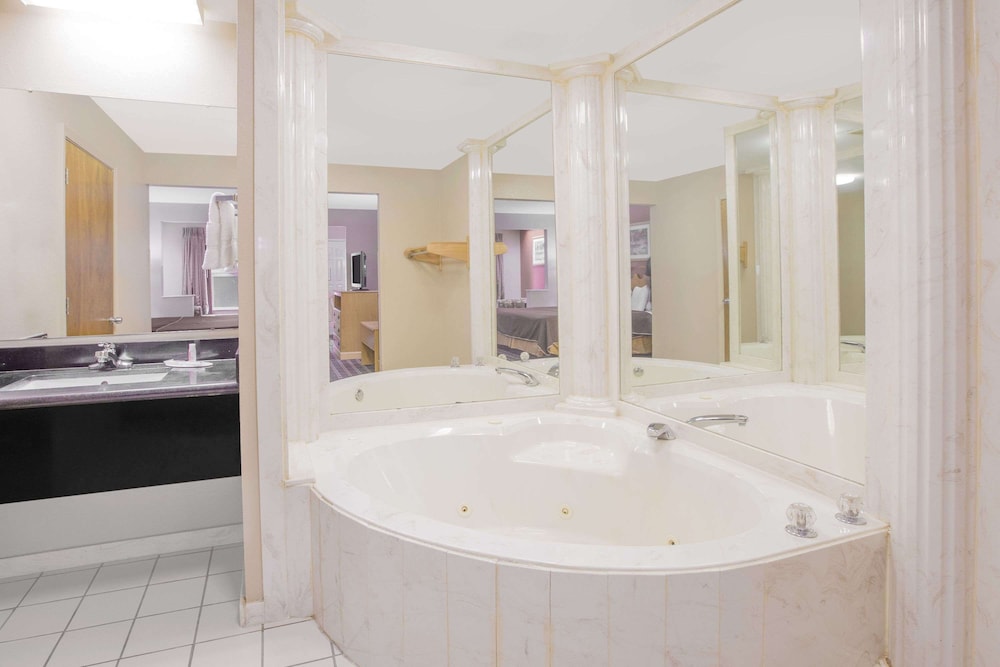 days inn and suites by wyndham pine bluff