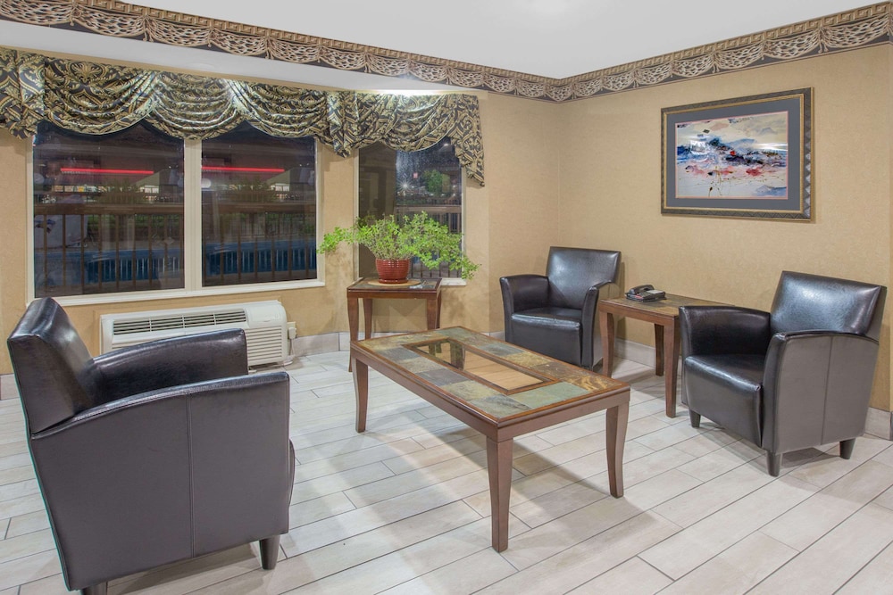 days inn and suites by wyndham pine bluff