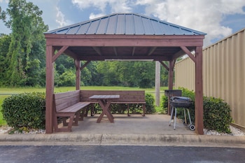 days inn and suites by wyndham pine bluff