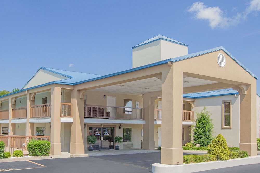 days inn and suites by wyndham pine bluff