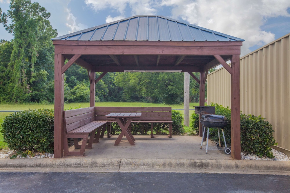 days inn and suites by wyndham pine bluff