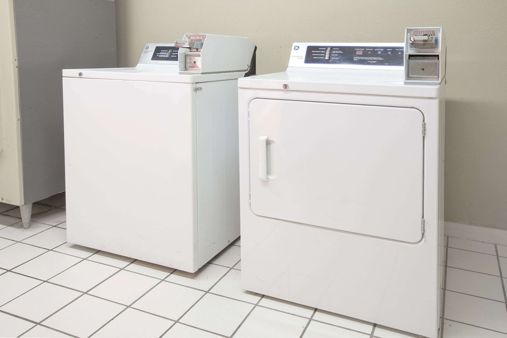 days inn and suites by wyndham pine bluff