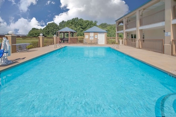 days inn and suites by wyndham pine bluff