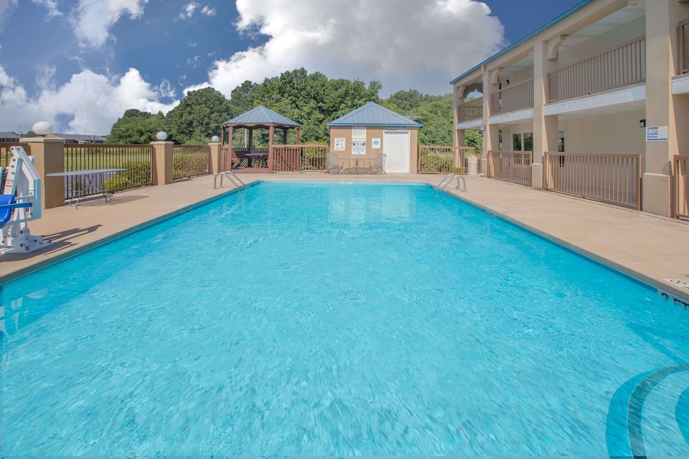 days inn and suites by wyndham pine bluff