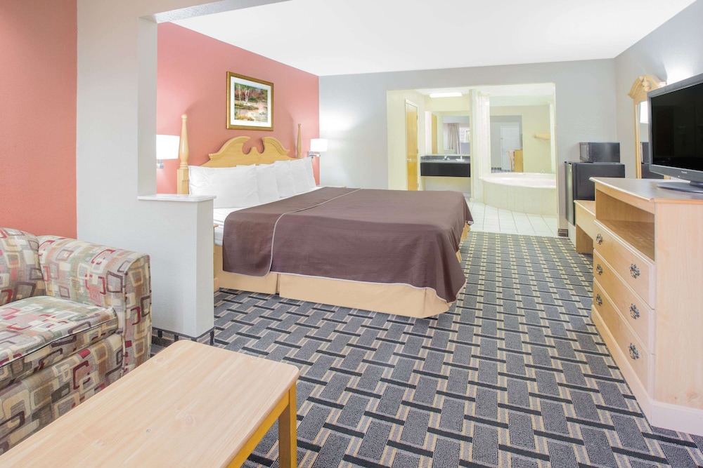 days inn and suites by wyndham pine bluff